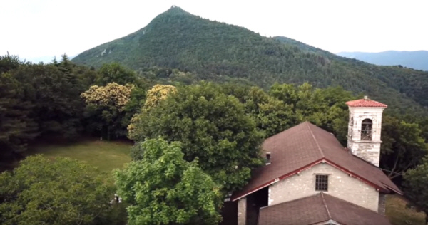 sullo sfondo il monte Orsa