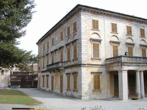 ingresso e lato sinistro dell'edificio
